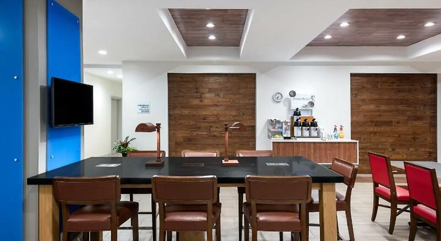 Holiday Inn Express & Suites Florence I-95 & I-20 Civic Ctr by IHG Bar