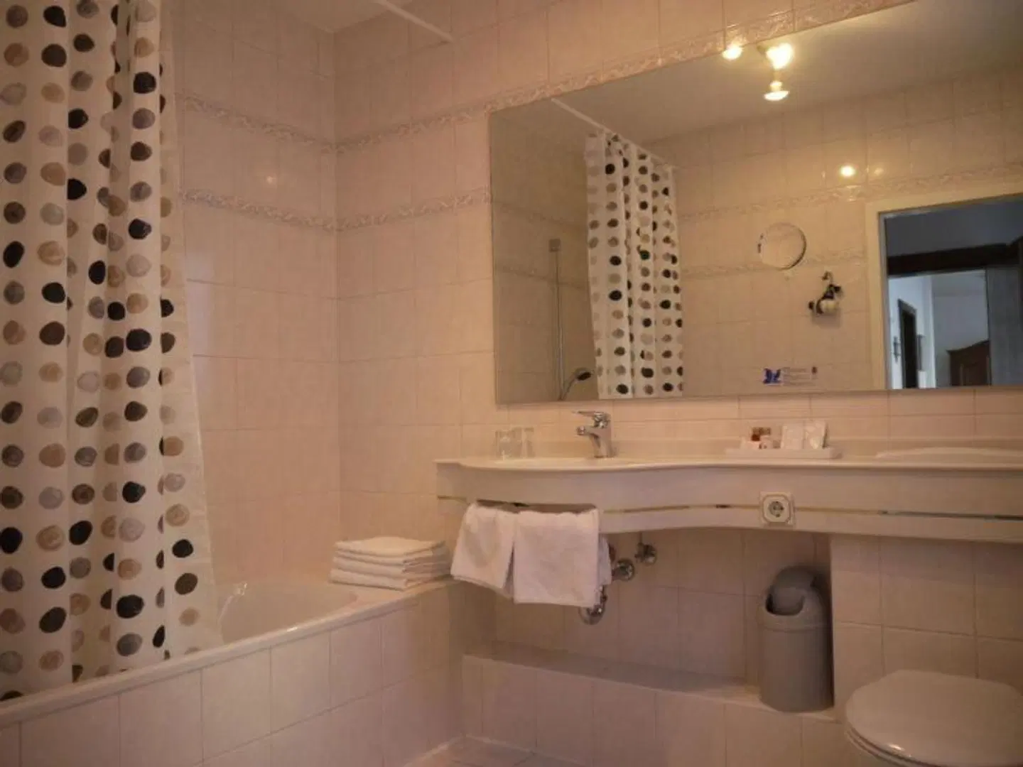 Flair Hotel Vier Jahreszeiten Badezimmer