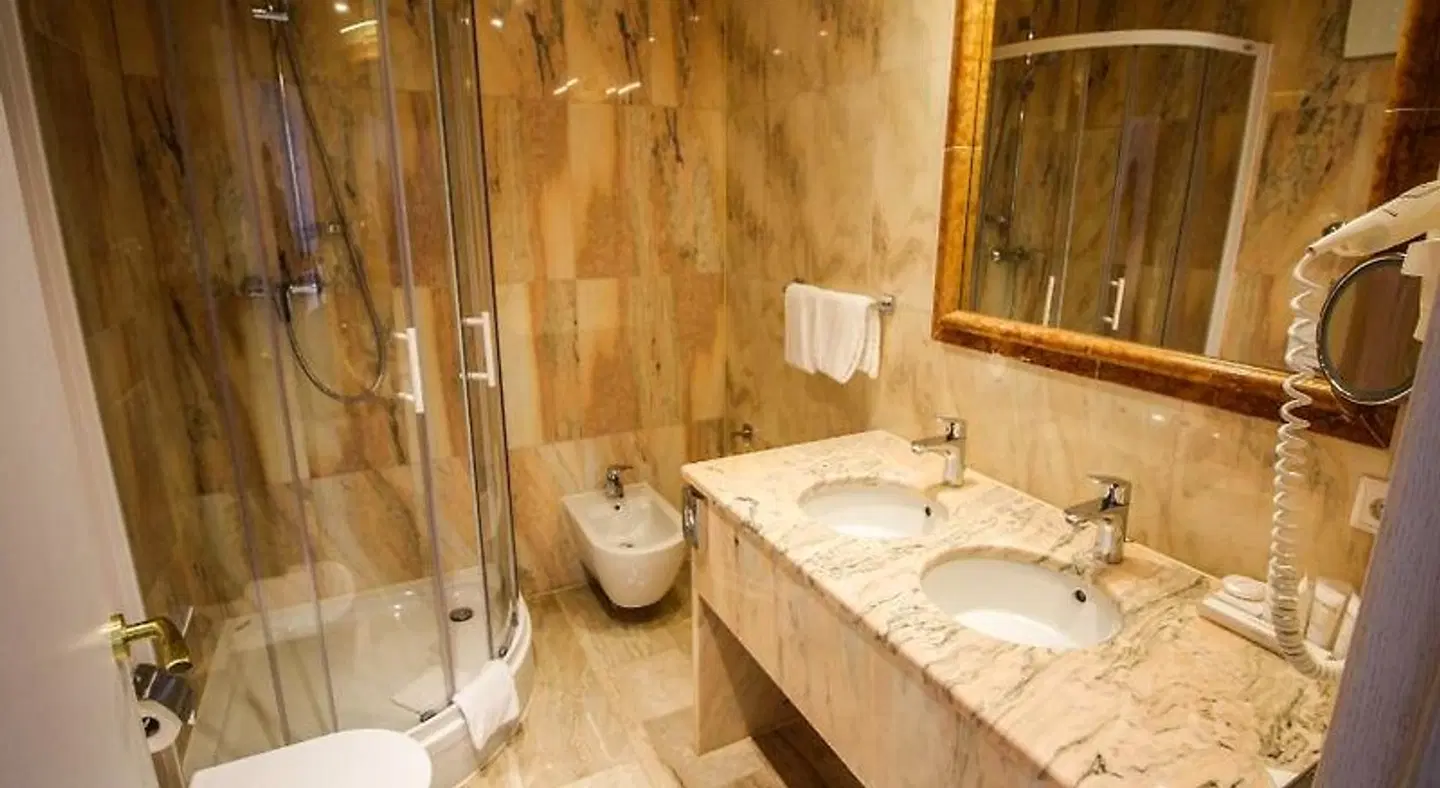 Grand Hotel Palladium Badezimmer