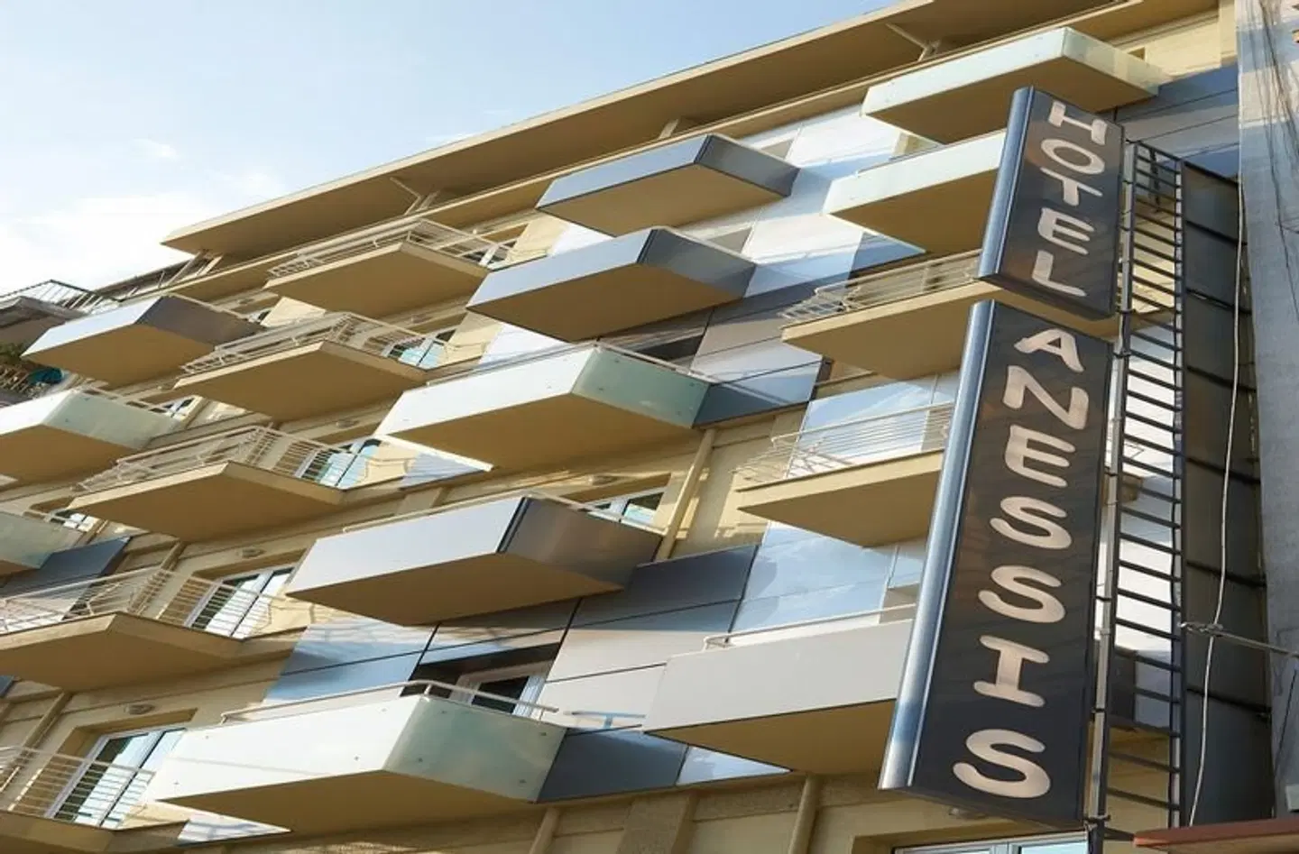 Anessis EXTERIOR