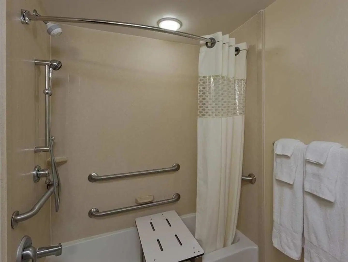 Hampton Inn & Suites Syracuse Dewitt Badezimmer