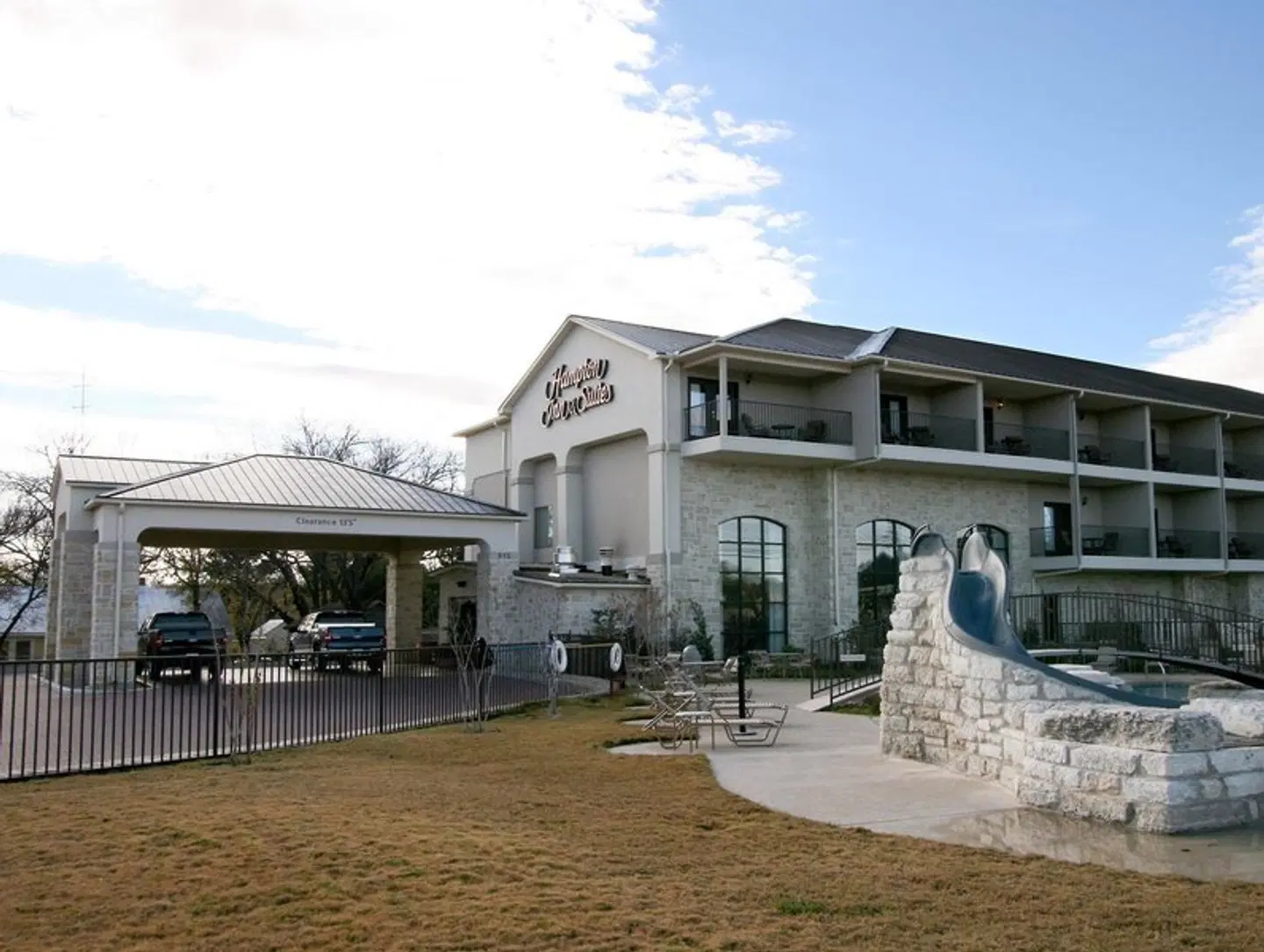 Hampton Inn & Suites Fredericksburg EXTERIOR