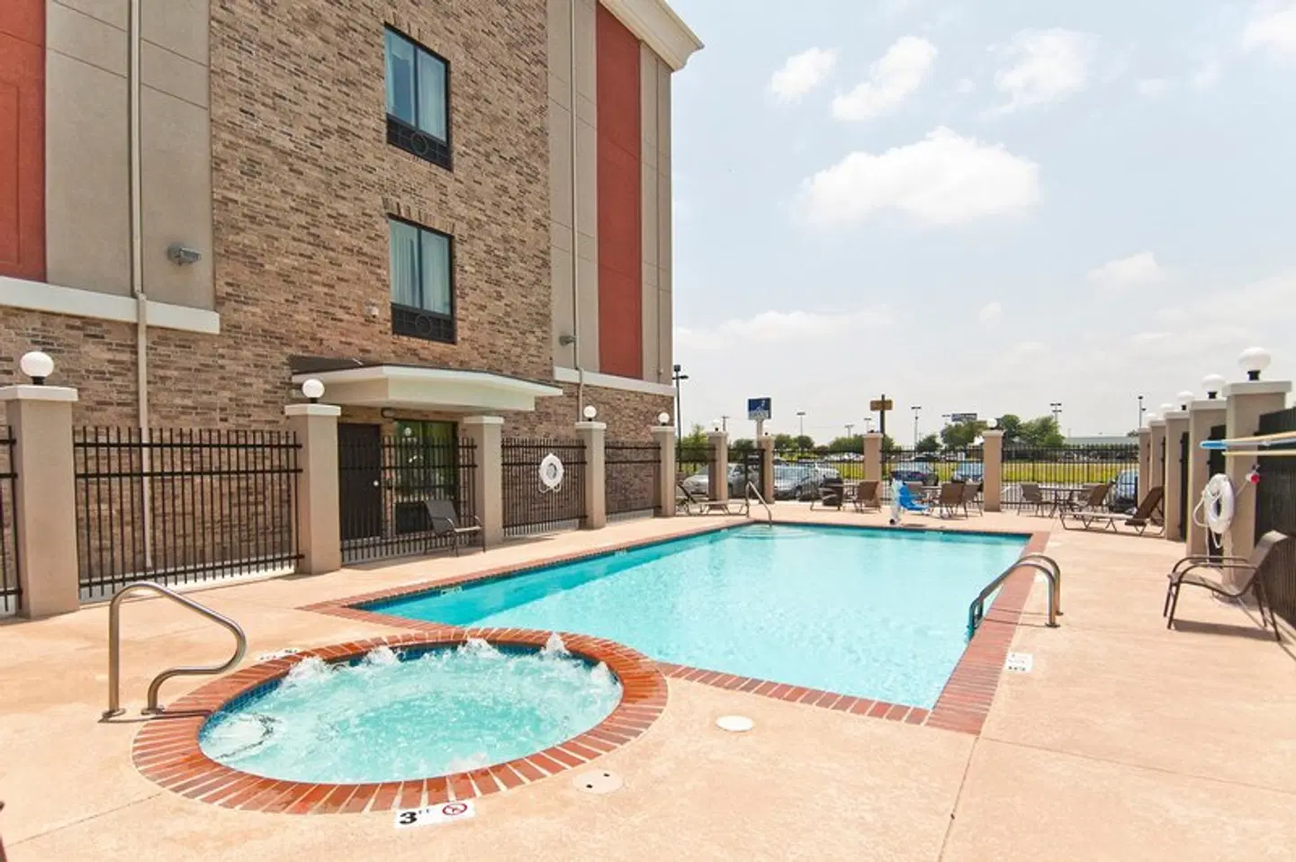Holiday Inn Express & Suites San Antonio SE by AT&T Center by IHG OUTDOOR_POOL