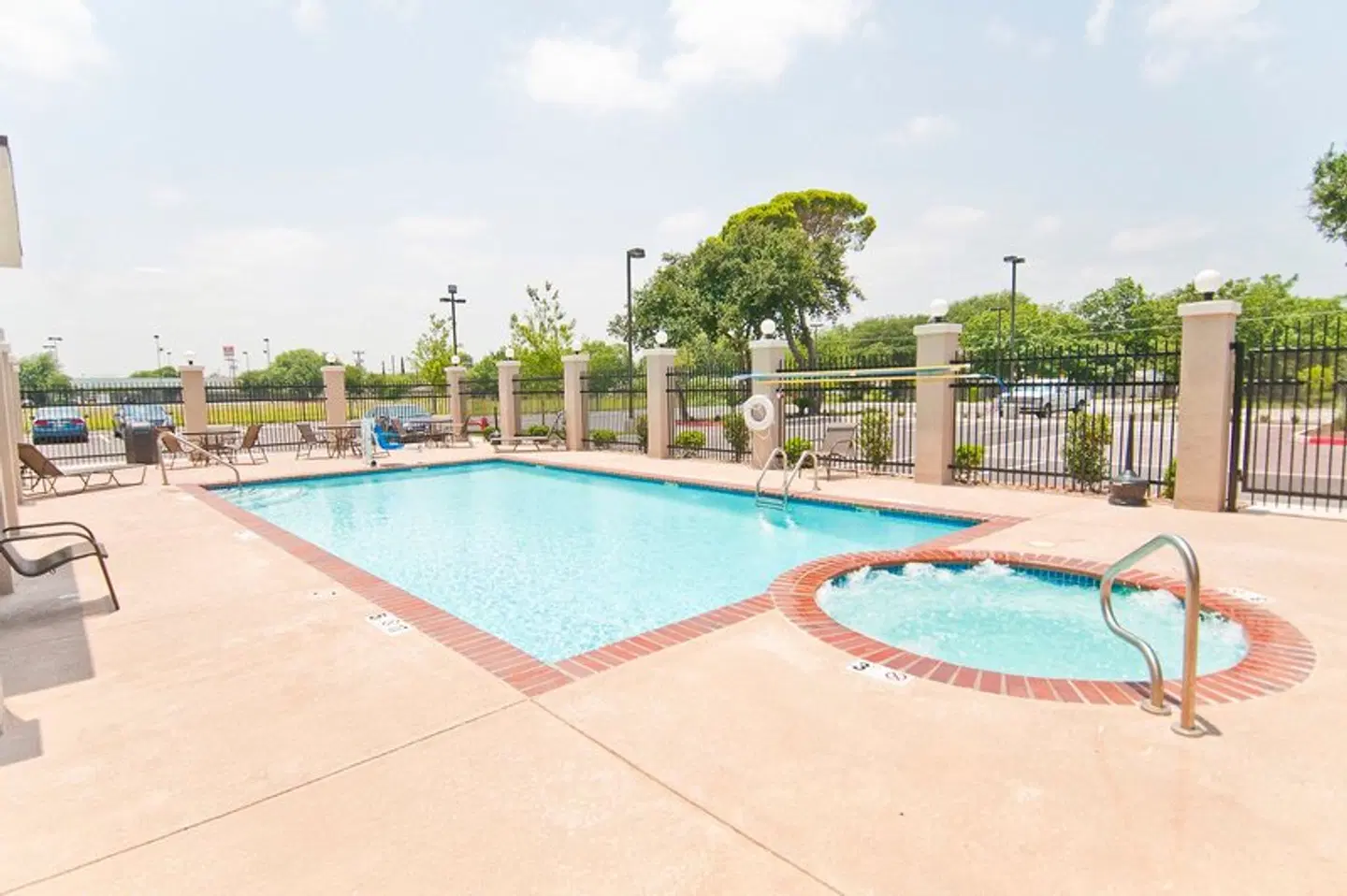 Holiday Inn Express & Suites San Antonio SE by AT&T Center by IHG OUTDOOR_POOL