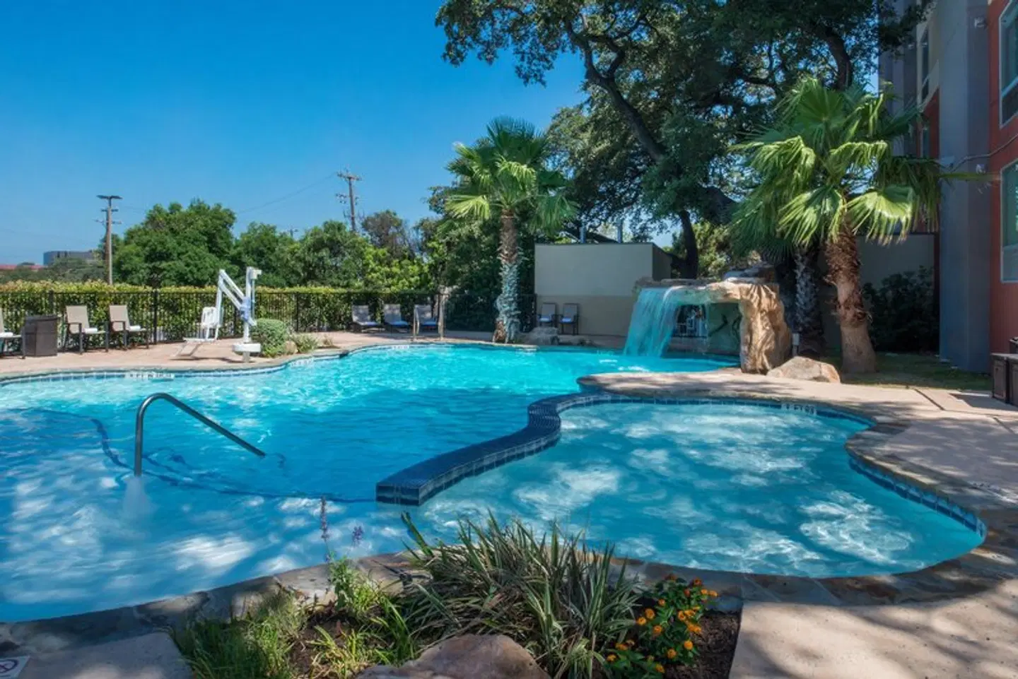 Holiday Inn Express and Suites San Antonio OUTDOOR_POOL