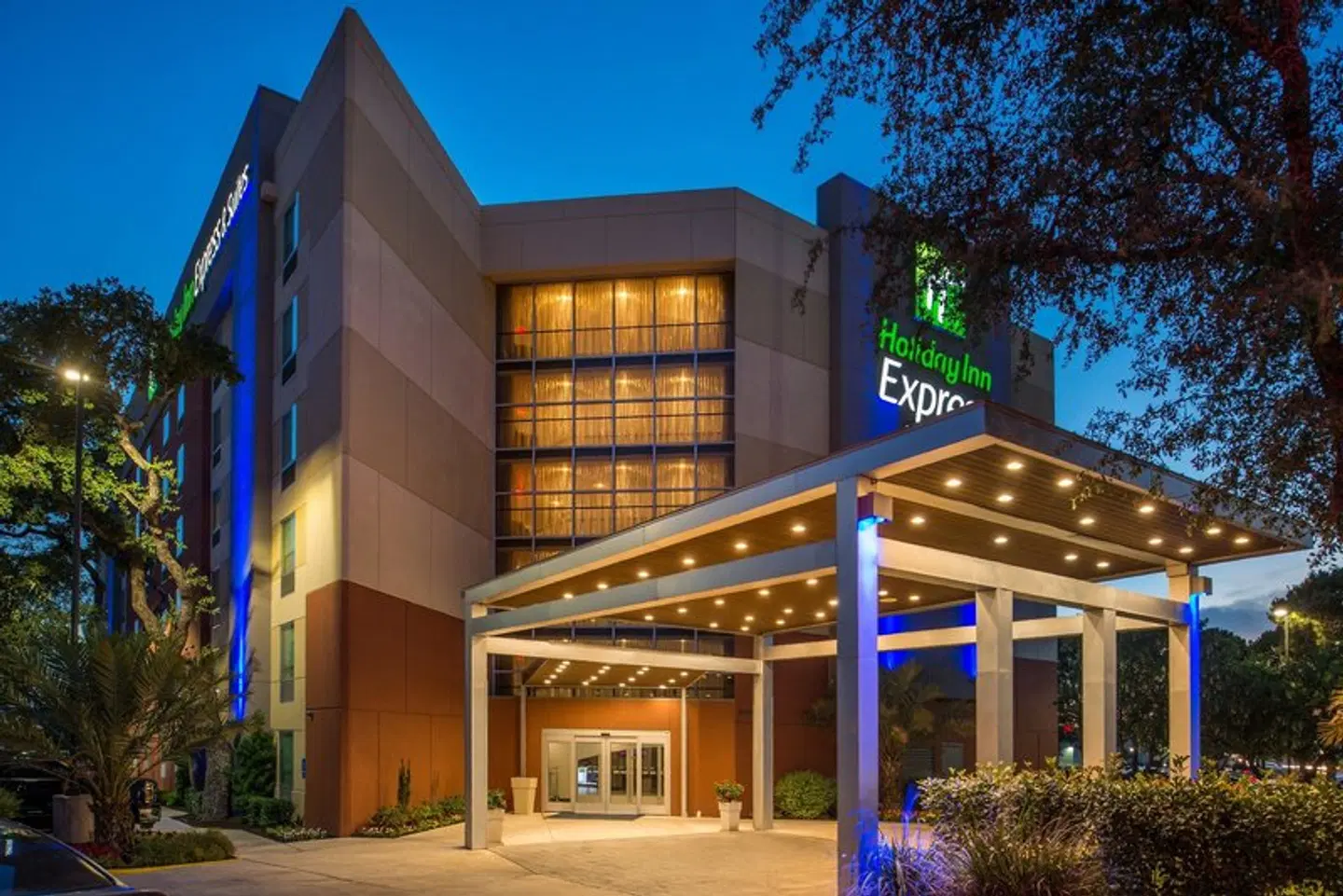 Holiday Inn Express and Suites San Antonio EXTERIOR