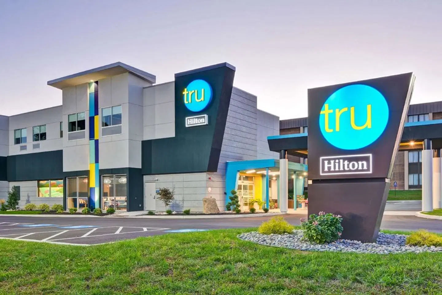 Tru by Hilton Syracuse North Airport Area EXTERIOR