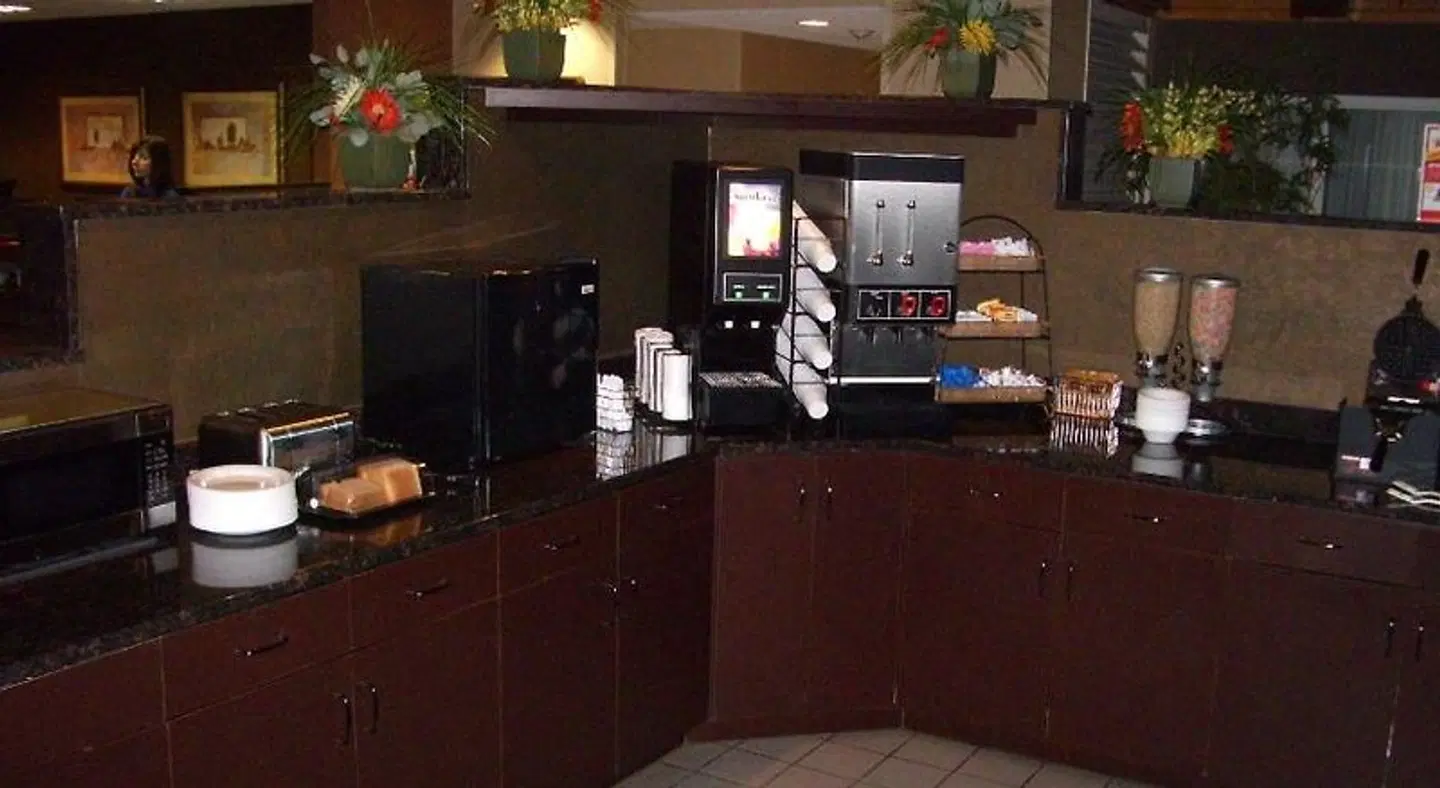 C'mon Inn & Suites Fargo Bar