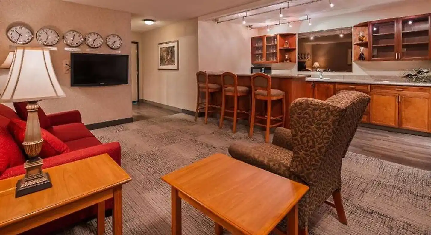 Best Western Plus Rivershore Hotel Bar