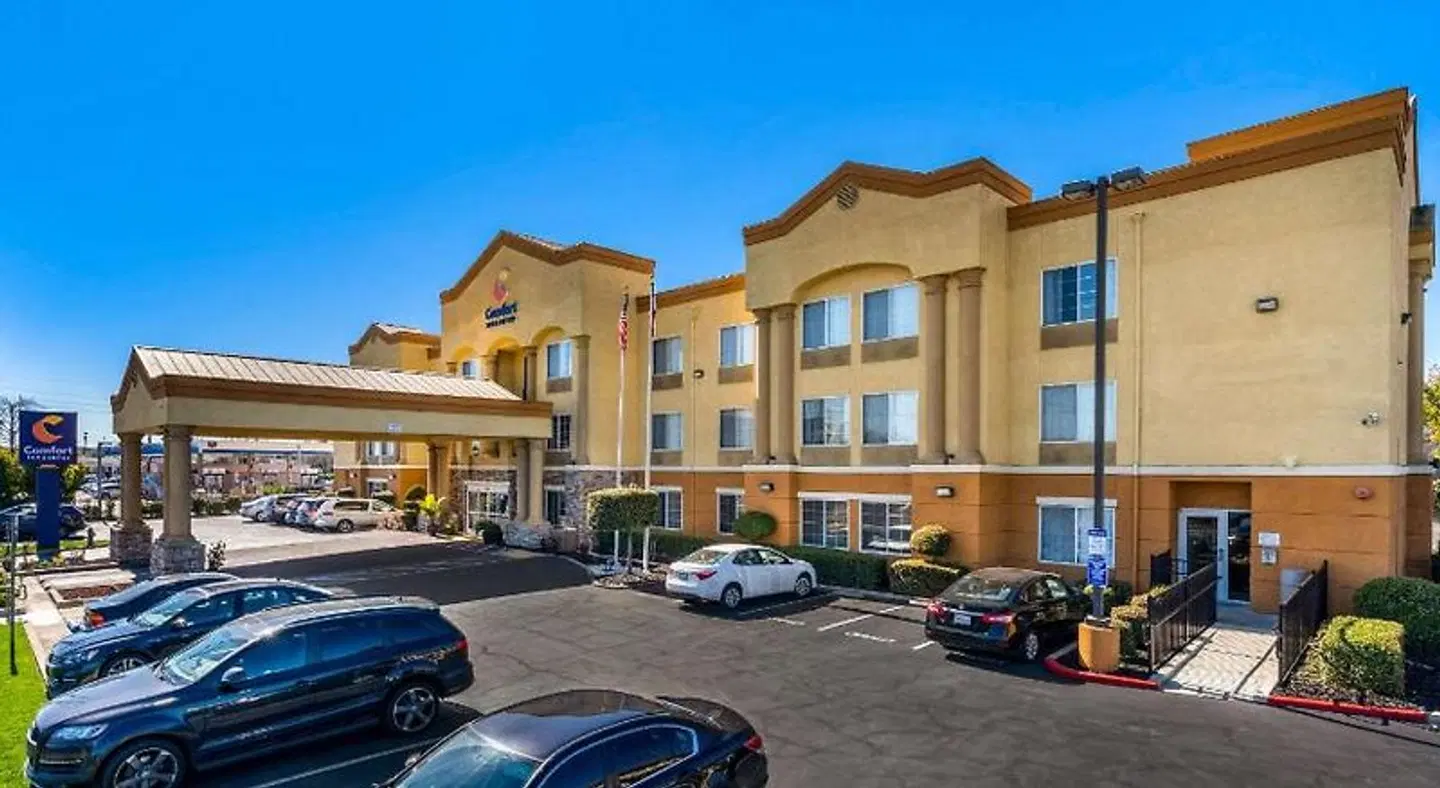 Comfort Inn & Suites Sacramento - University Area EXTERIOR