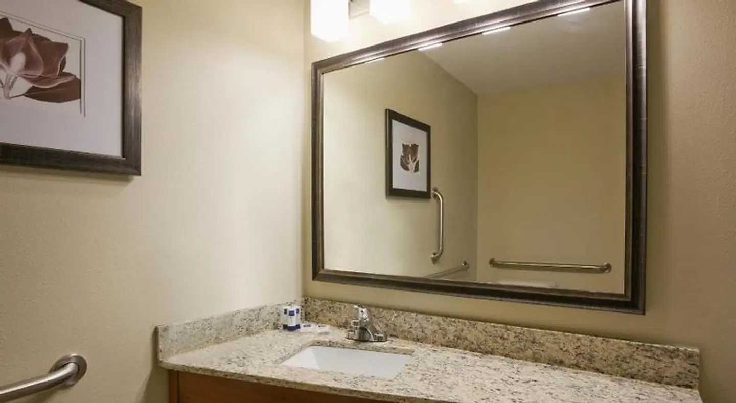 AmericInn by Wyndham Hartford SD Badezimmer