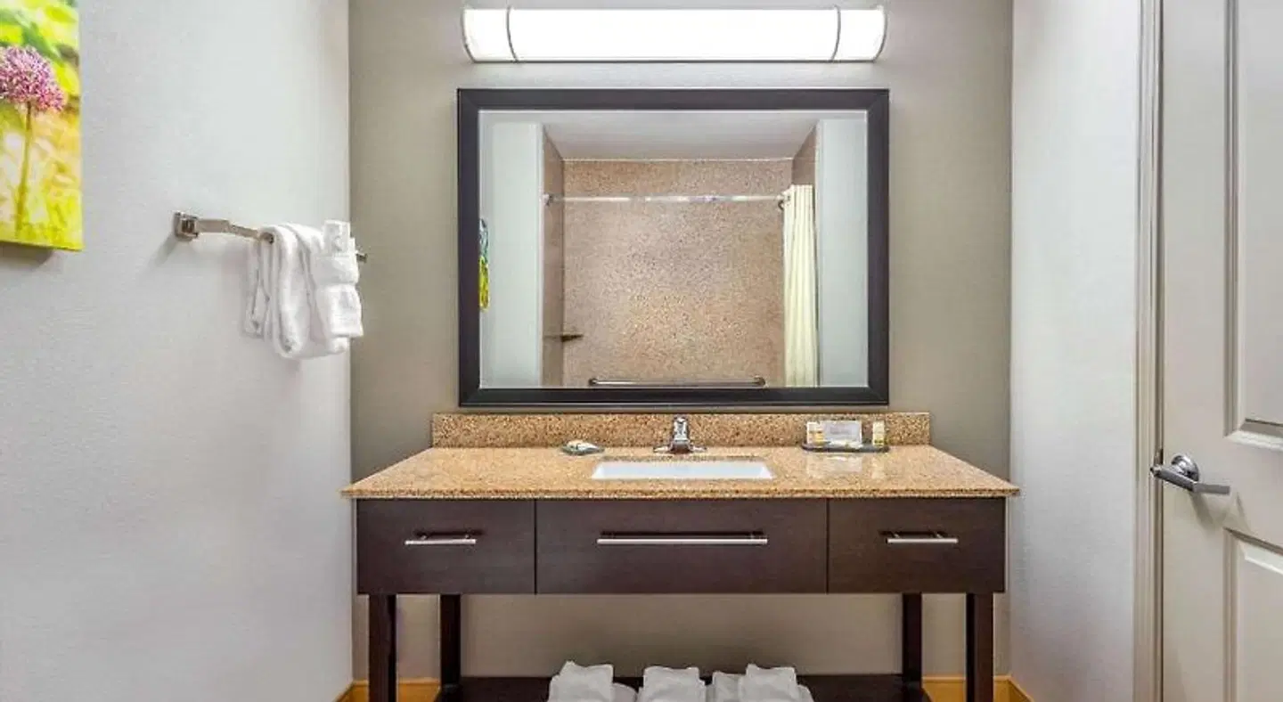 La Quinta Inn & Suites Columbus - Edinburgh Badezimmer
