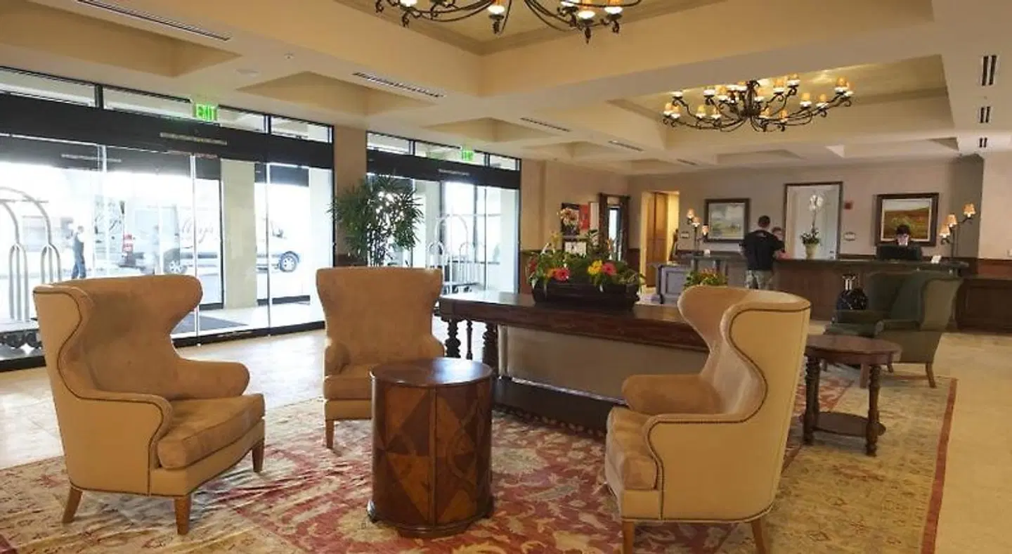 Woolley's Classic Suites Denver Airport LOUNGE_LOBBY
