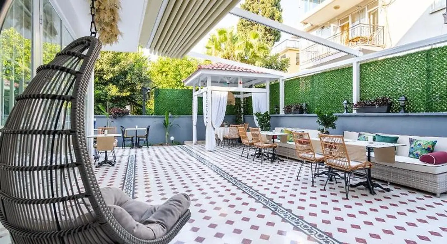 Kiana Kaleici Terrasse