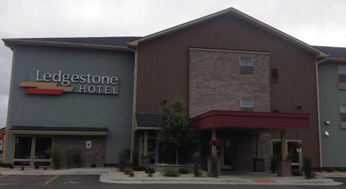 Ledgestone Hotel Billings EXTERIOR