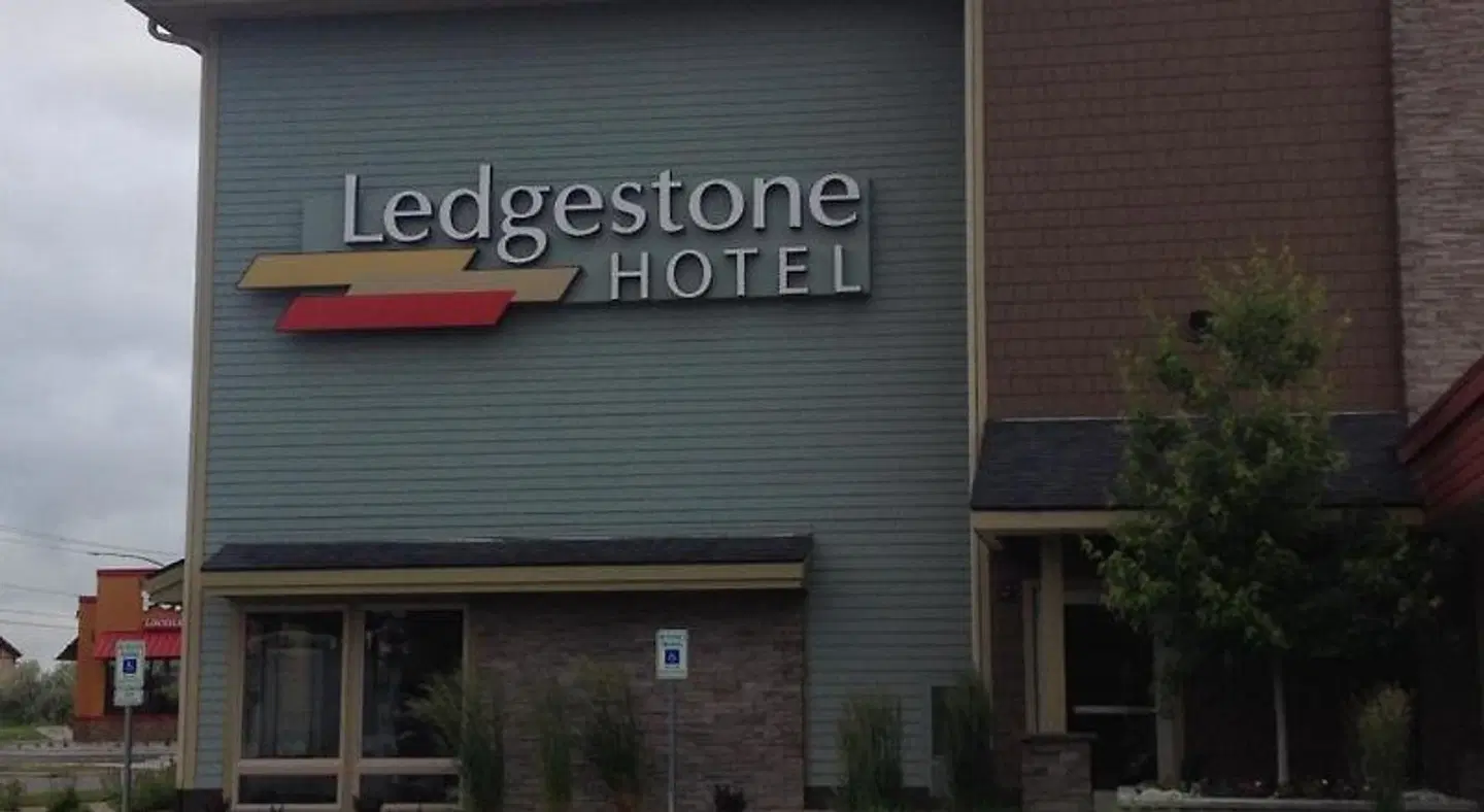 Ledgestone Hotel Billings EXTERIOR