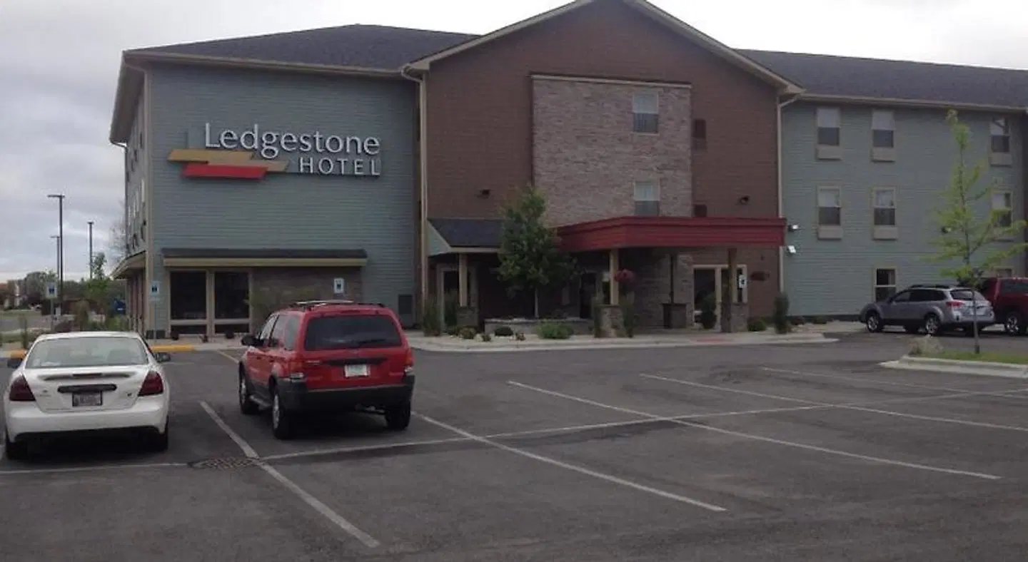 Ledgestone Hotel Billings EXTERIOR