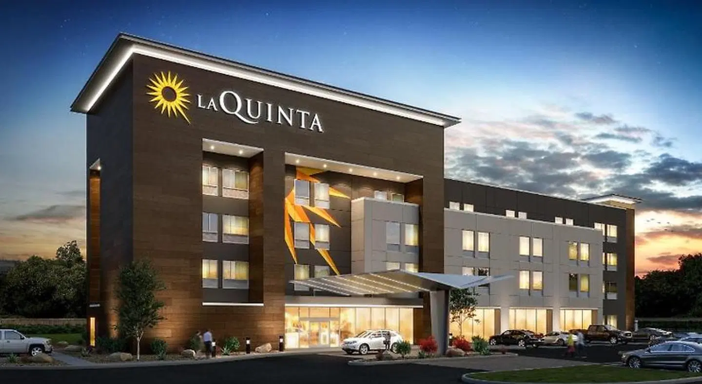 La Quinta Inn & Suites by Wyndham San Antonio Alamo City EXTERIOR