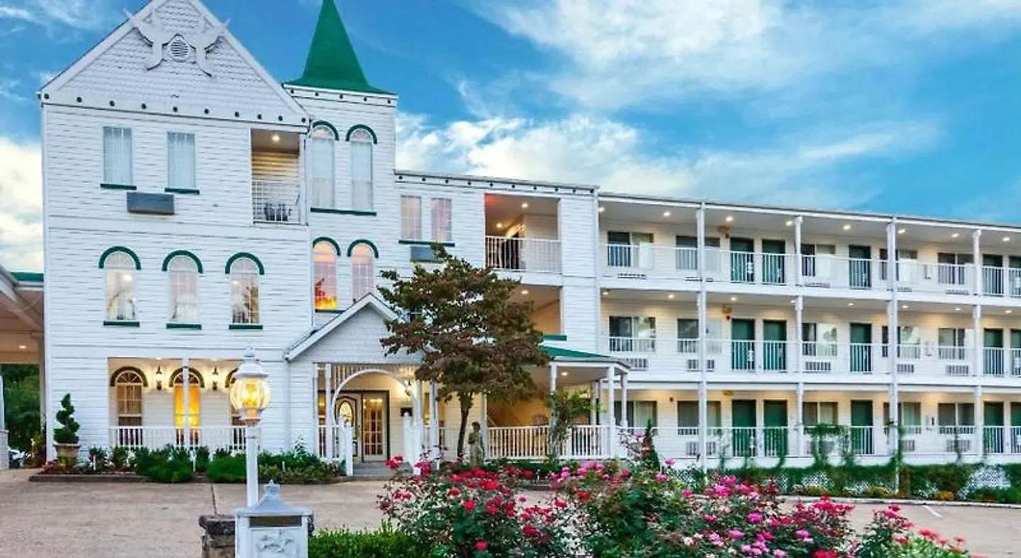 Quality Inn EXTERIOR