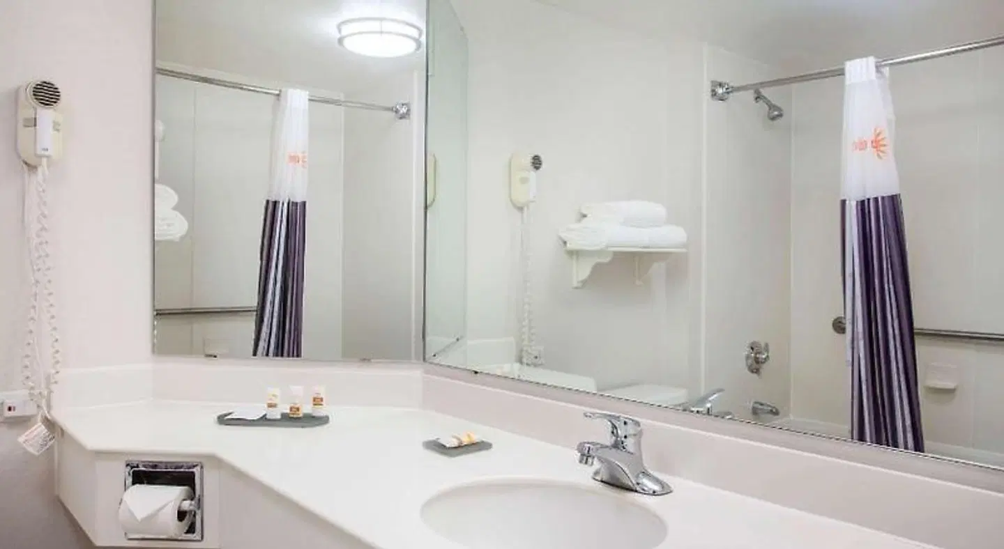 La Quinta Inn & Suites by Wyndham Charlotte Airport South Badezimmer