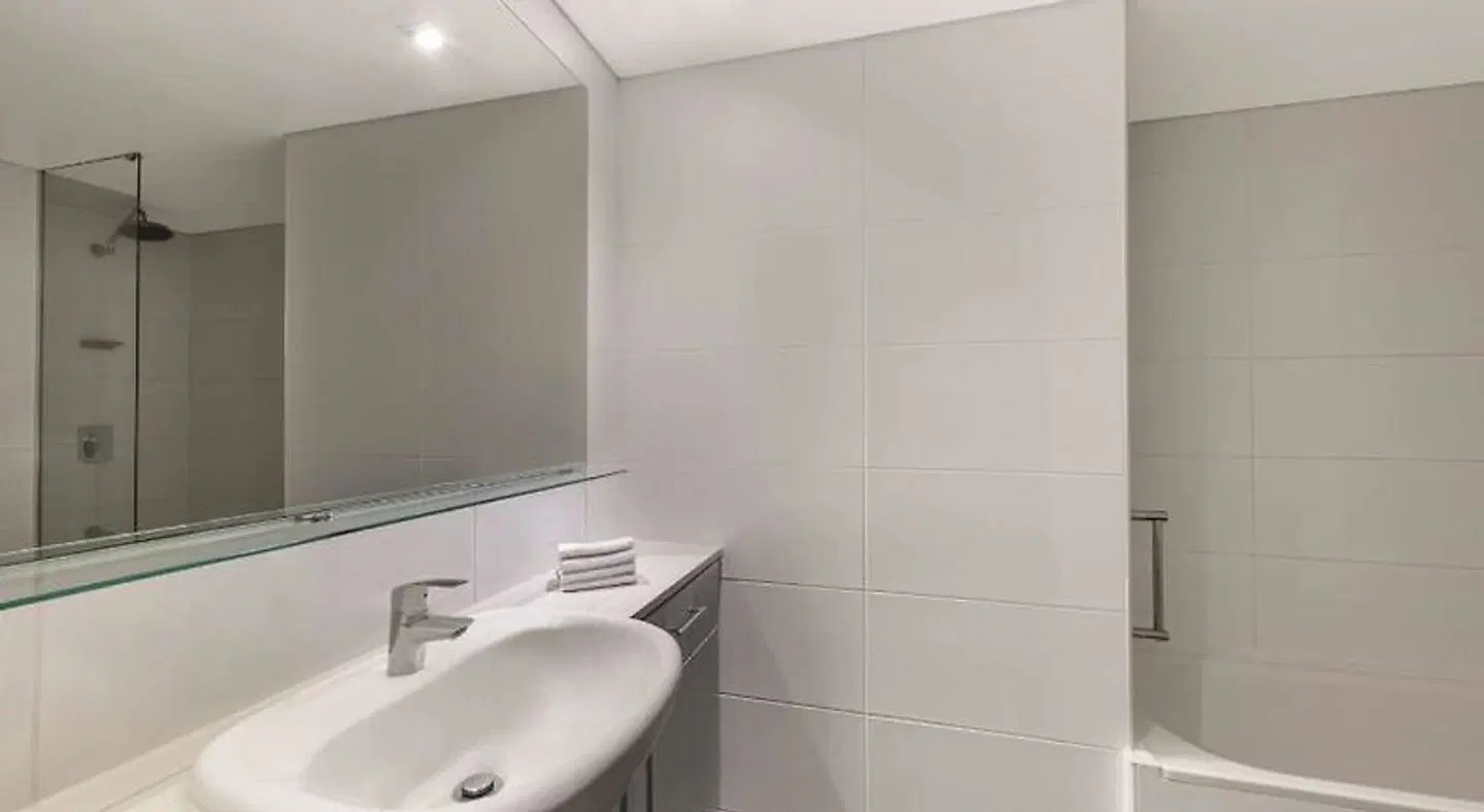 Adina Apartment Hotel Perth Badezimmer