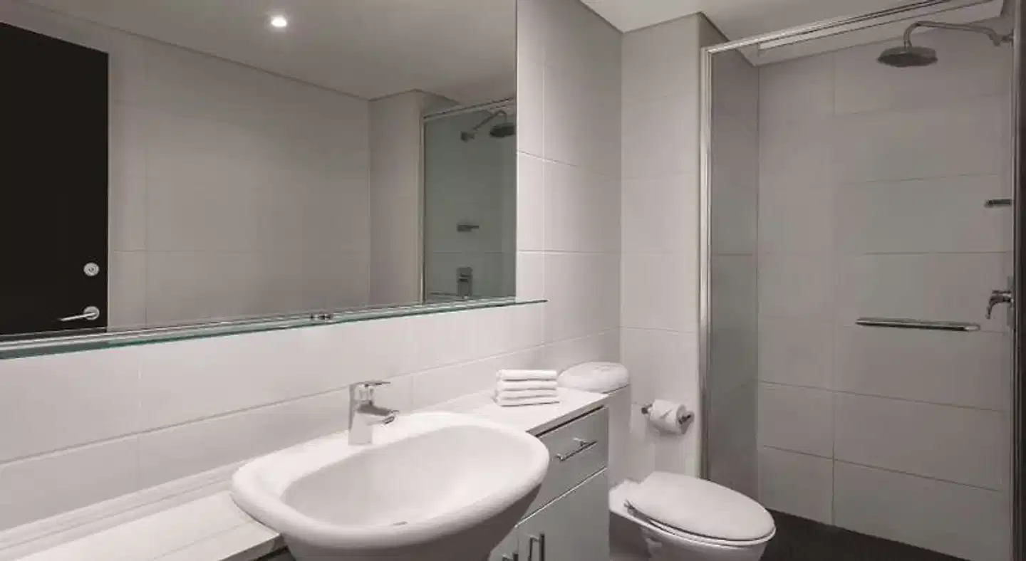 Adina Apartment Hotel Perth Badezimmer
