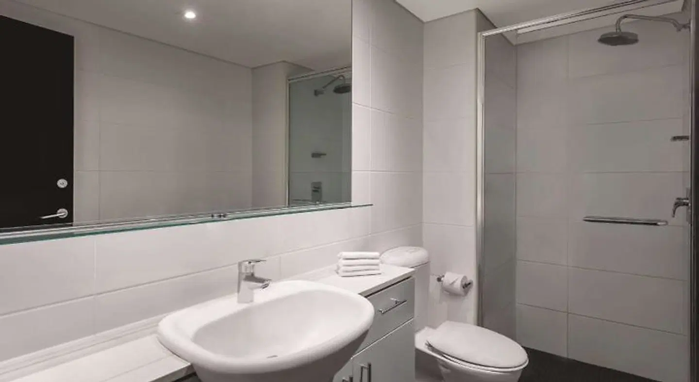 Adina Apartment Hotel Perth Badezimmer