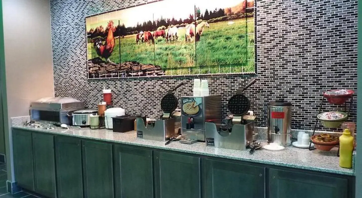La Quinta Inn & Suites by Wyndham Paducah Bar
