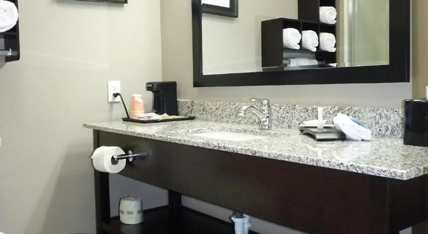 La Quinta Inn & Suites by Wyndham Paducah Badezimmer