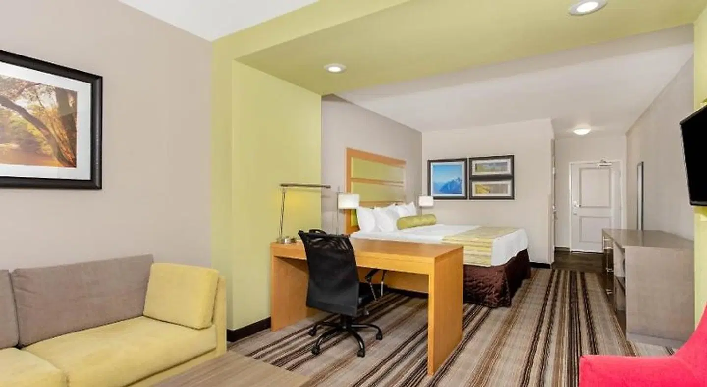 La Quinta Inn & Suites by Wyndham Paducah ROOM_EXAMPLE