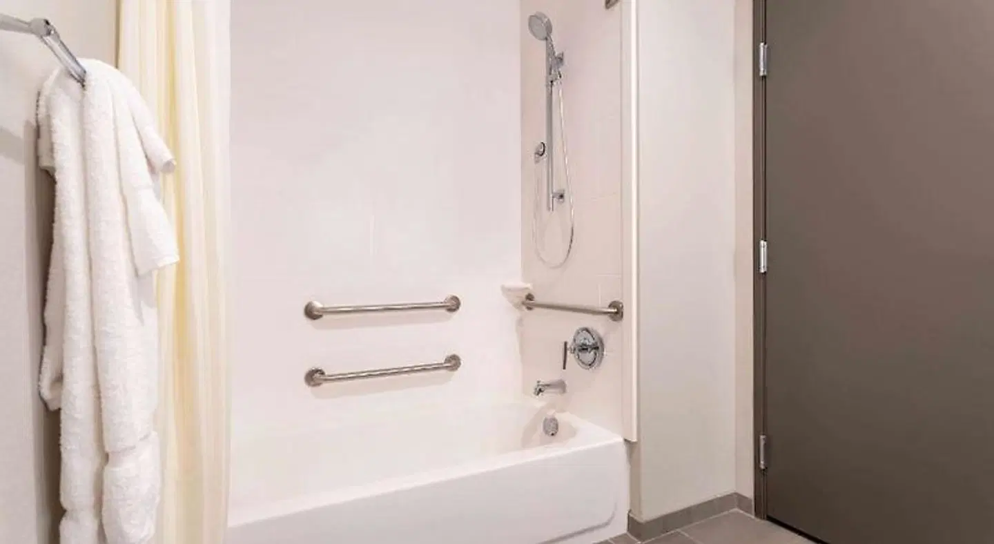 La Quinta Inn & Suites by Wyndham Bloomington Badezimmer
