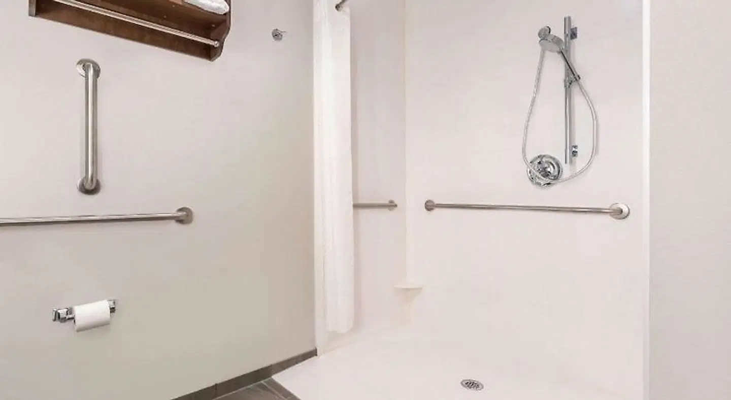 La Quinta Inn & Suites by Wyndham Bloomington Badezimmer