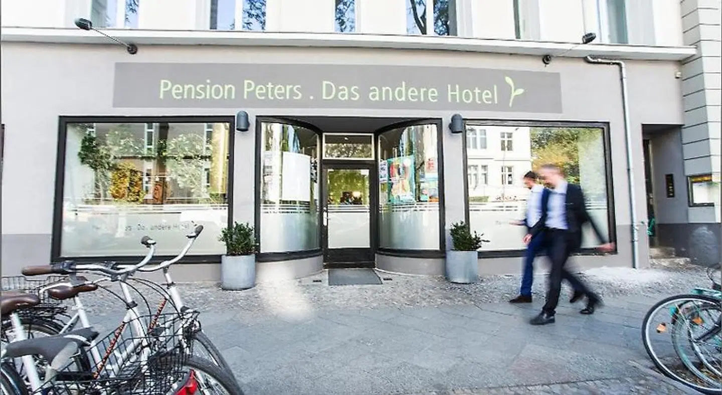 Peters EXTERIOR