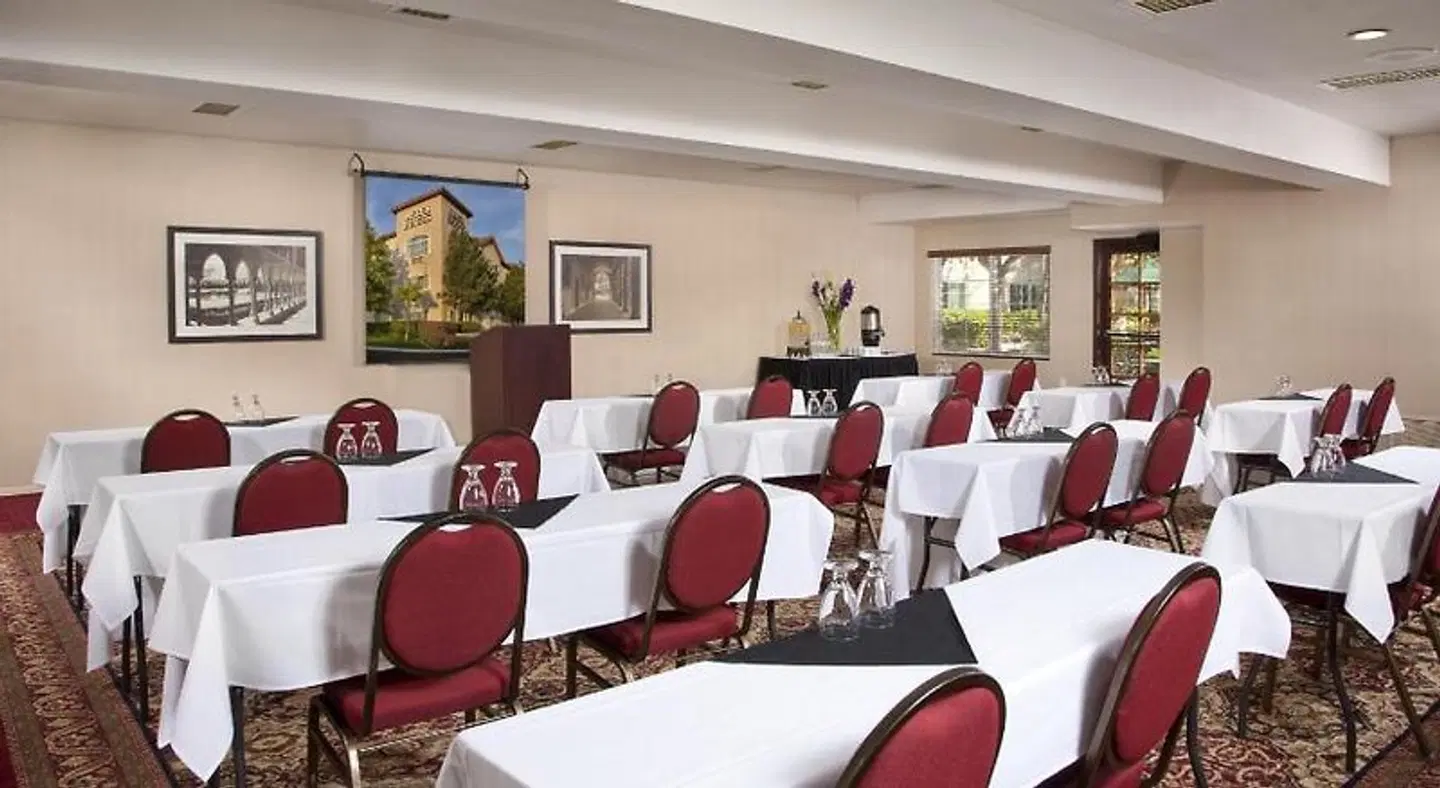 Ayres Suites Ontario at the Mills Mall Konferenz