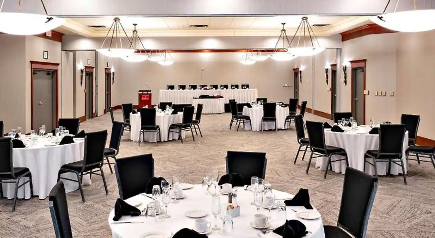 Ramada by Wyndham Kelowna Hotel & Conference Center Restaurant
