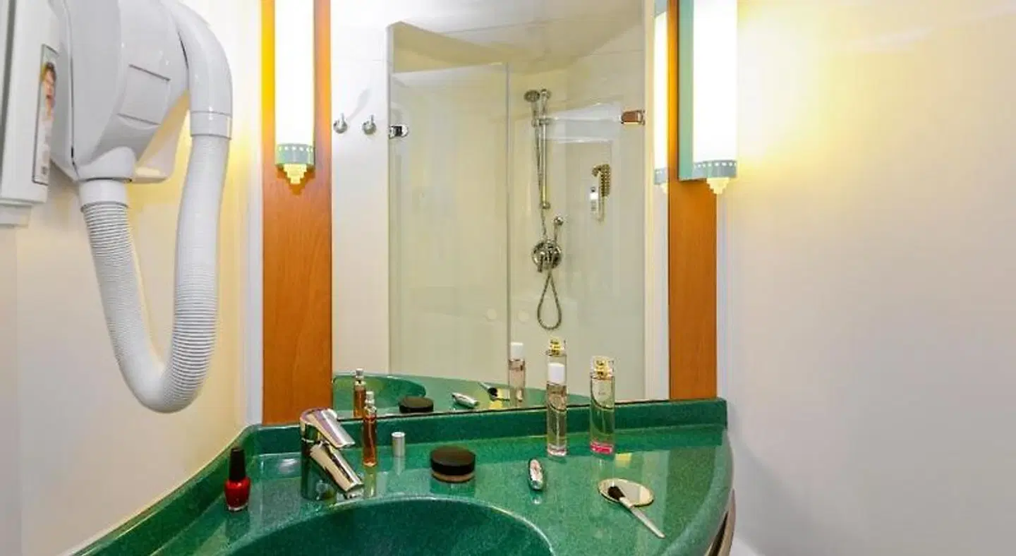 ibis Liège Seraing Badezimmer