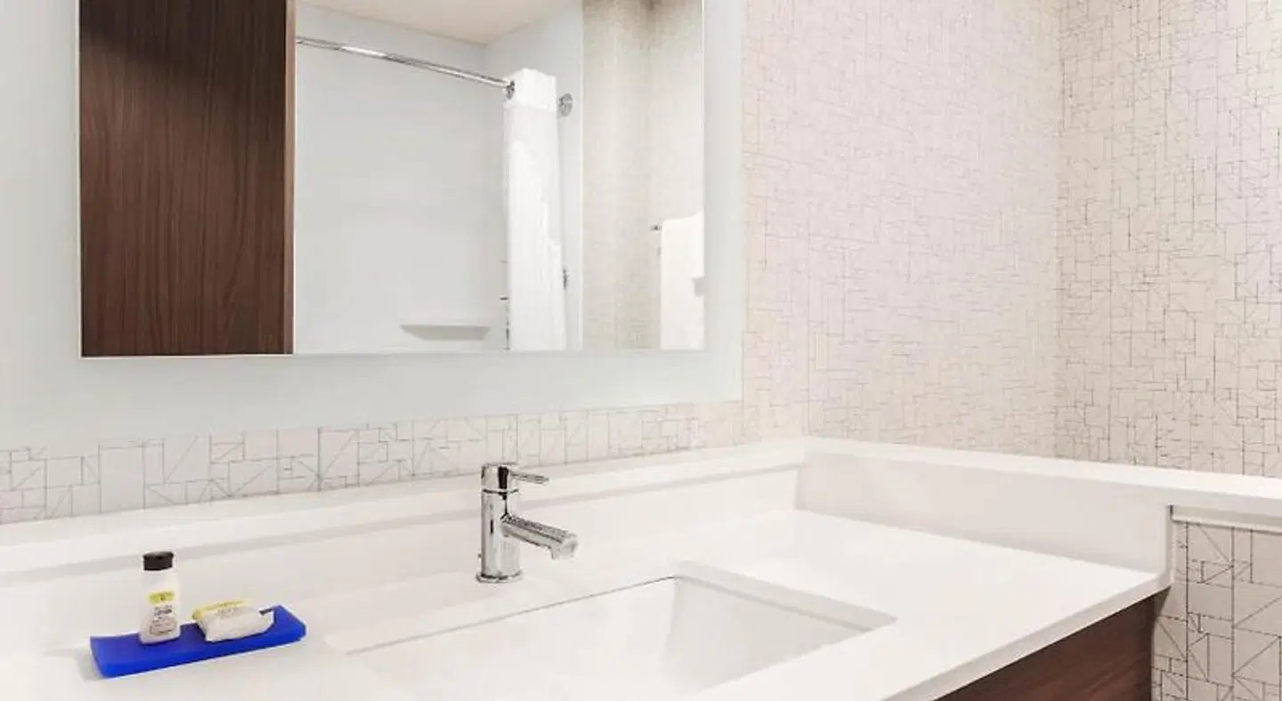 Holiday Inn Express & Suites Chicago O'Hare Airport by IHG Badezimmer