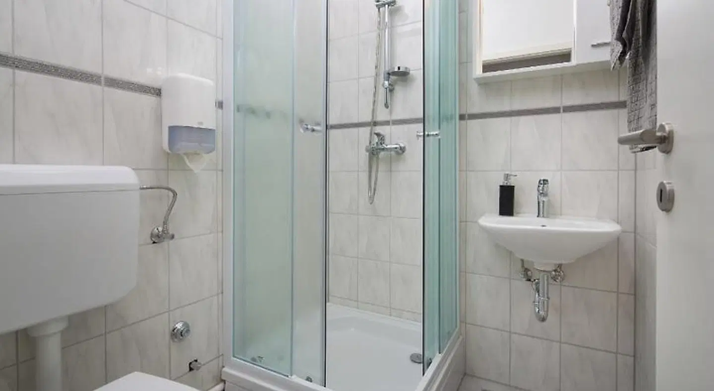 Hostel Bureau Badezimmer