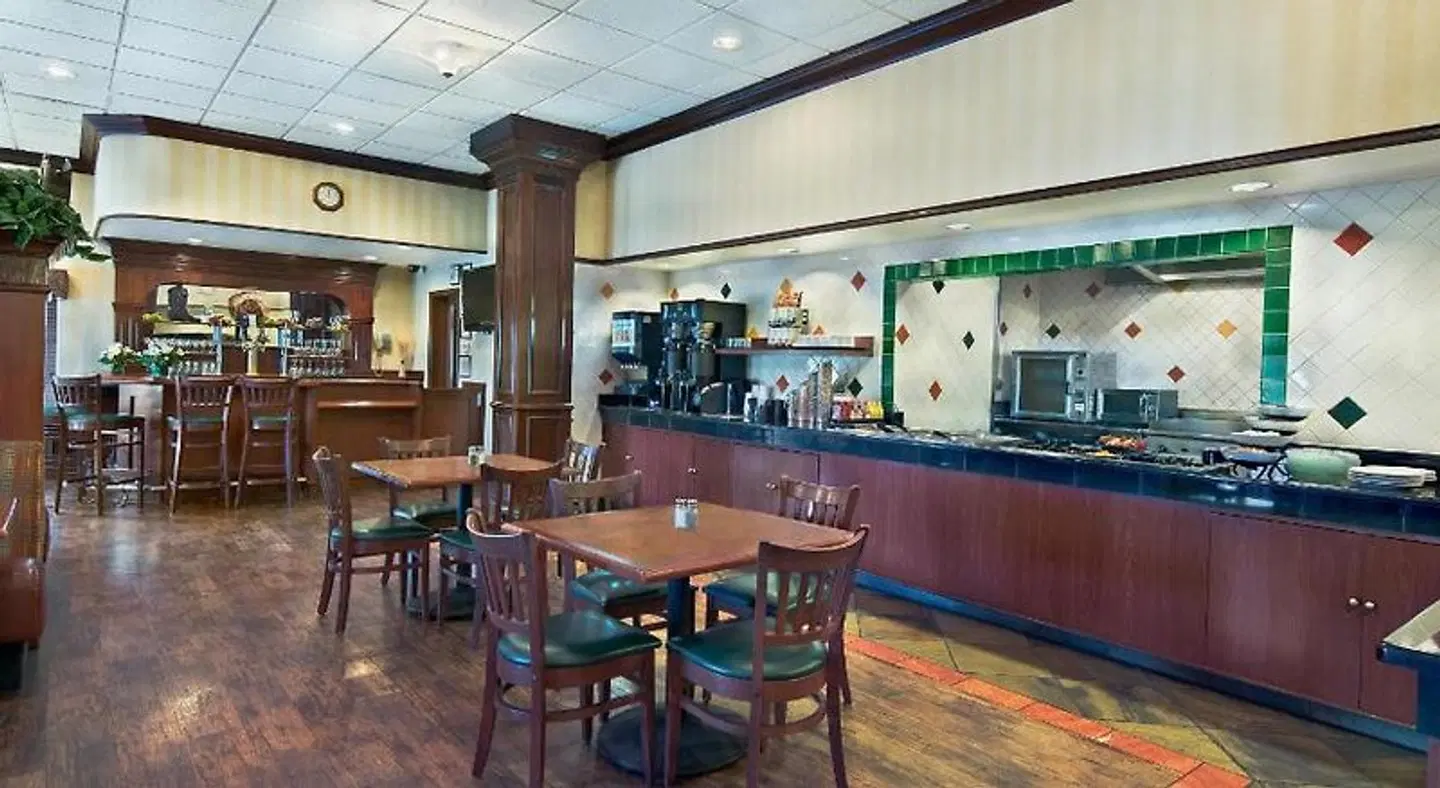 Oxford Suites Pendleton Bar