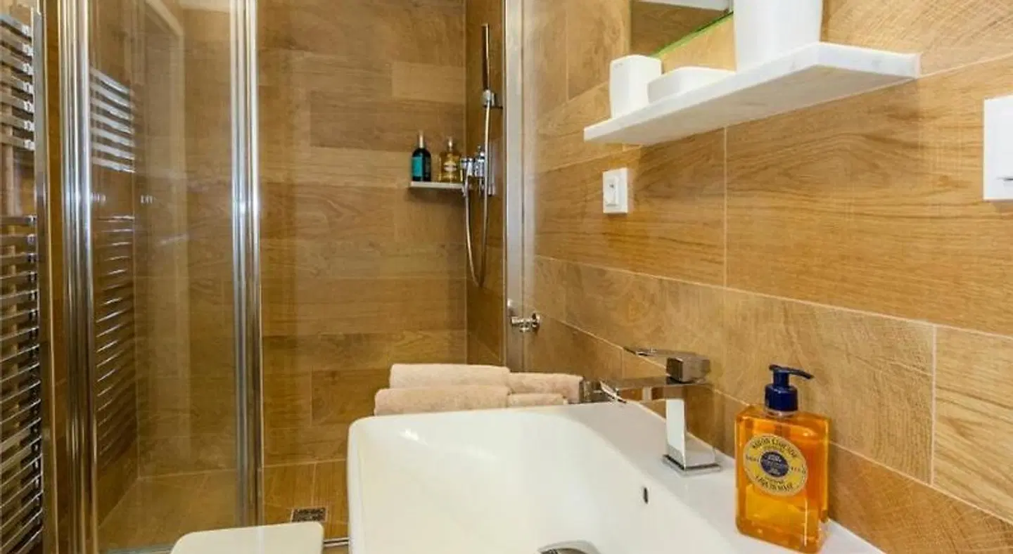 Latron 98 Badezimmer
