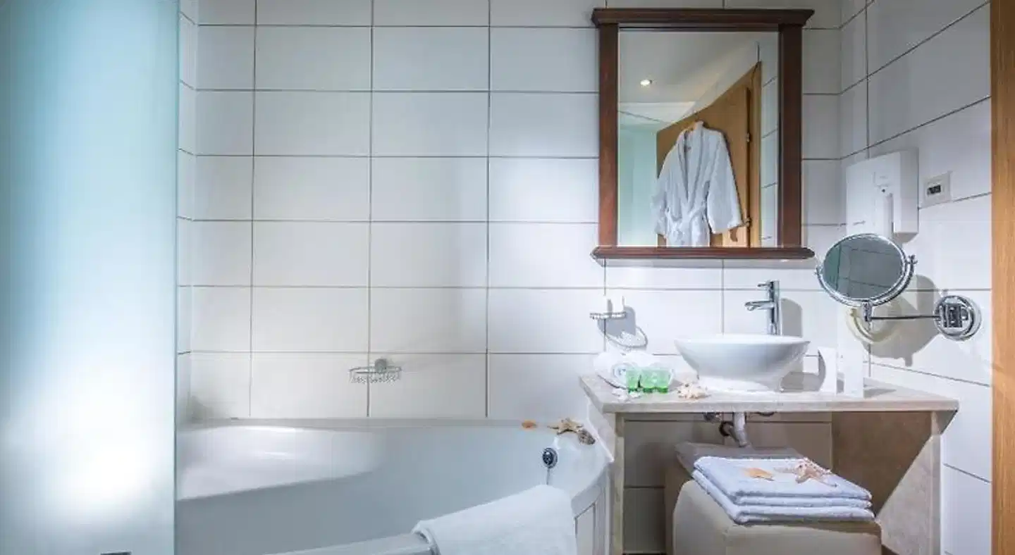 KOUTRAKIS SUITES Badezimmer