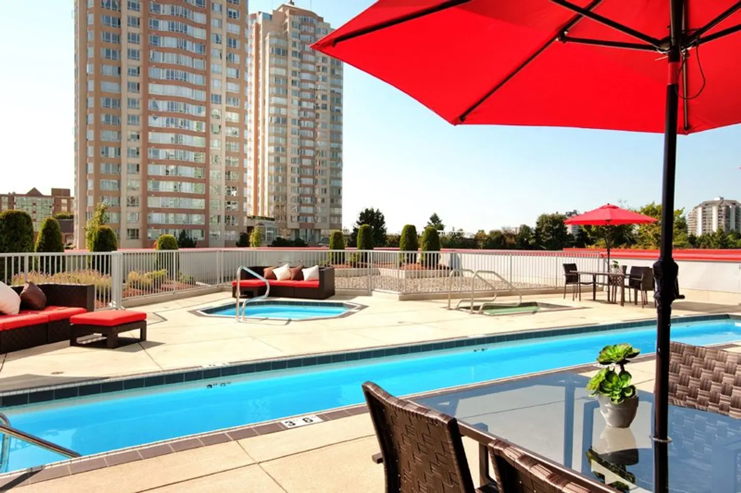 Hilton Vancouver Metrotown OUTDOOR_POOL