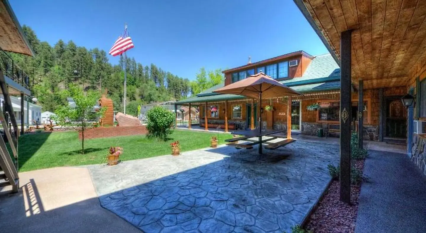 Cedar Wood Inn EXTERIOR