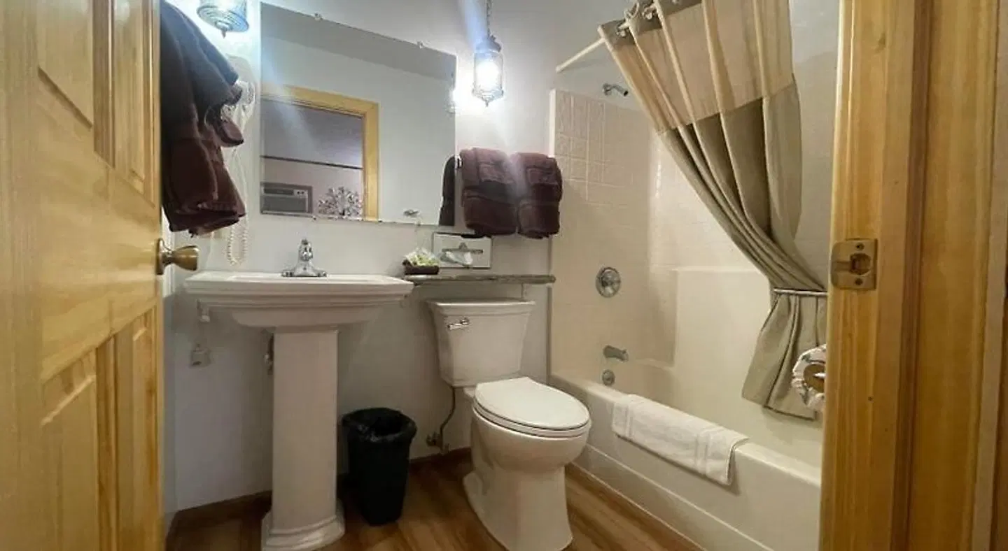 Cedar Wood Inn Badezimmer