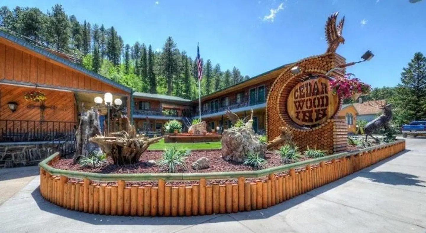 Cedar Wood Inn EXTERIOR