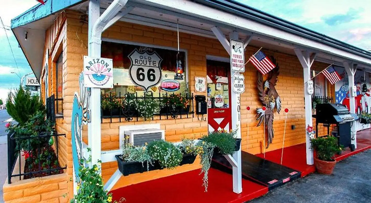 Brad's Desert Inn EXTERIOR