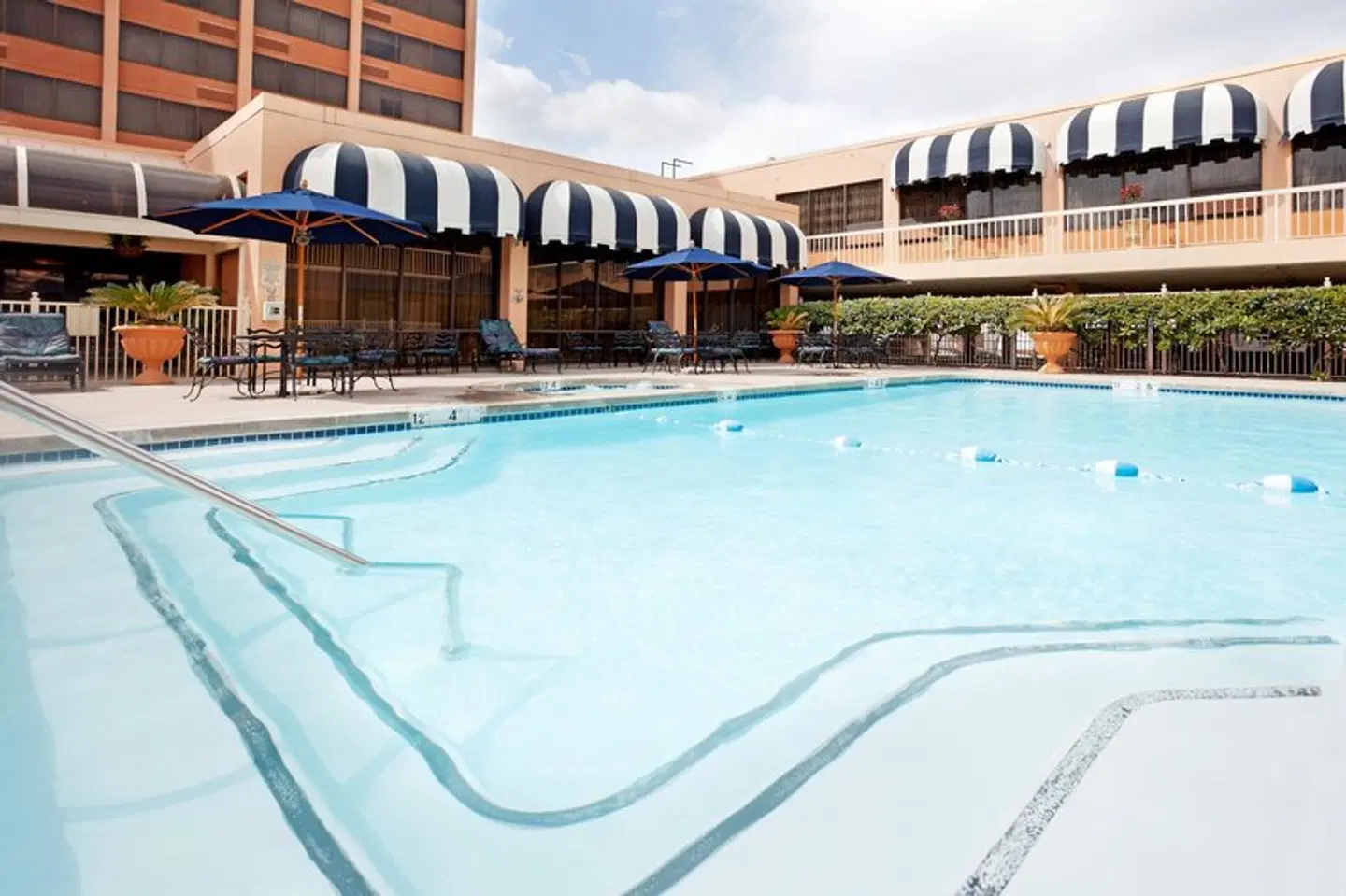 Crowne Plaza San Antonio Airport by IHG OUTDOOR_POOL