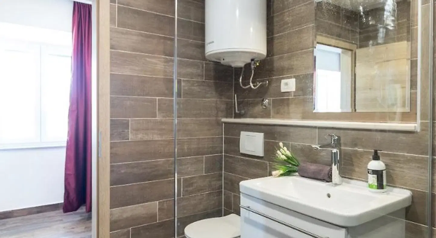 Apinelo Port Rooms Badezimmer