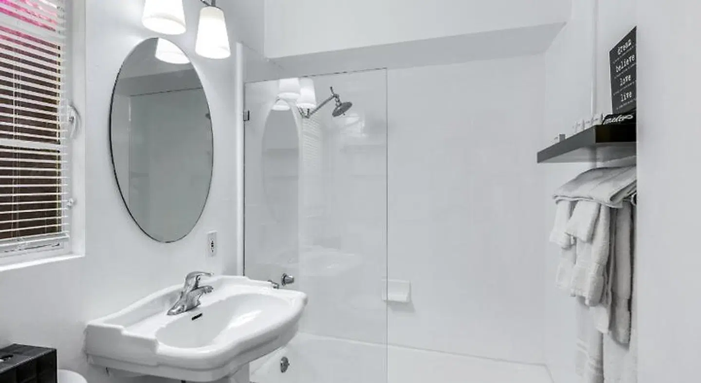 The Three Fifty Hotel Badezimmer