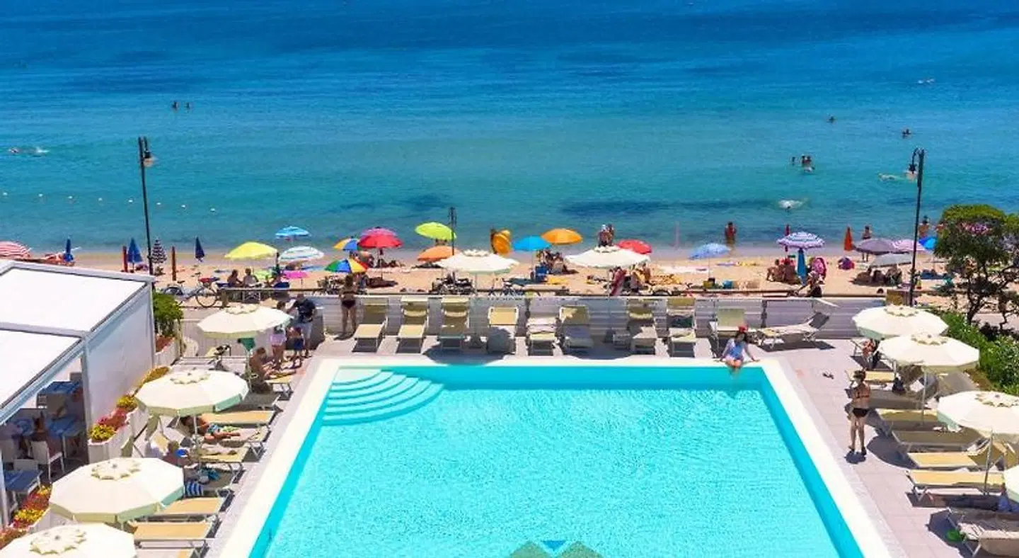 Montecristo OUTDOOR_POOL